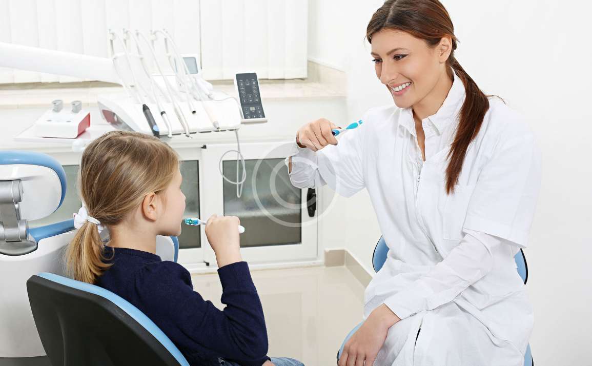 Învățați-vă copiii să se spele pe dinți și să folosească ața dentară