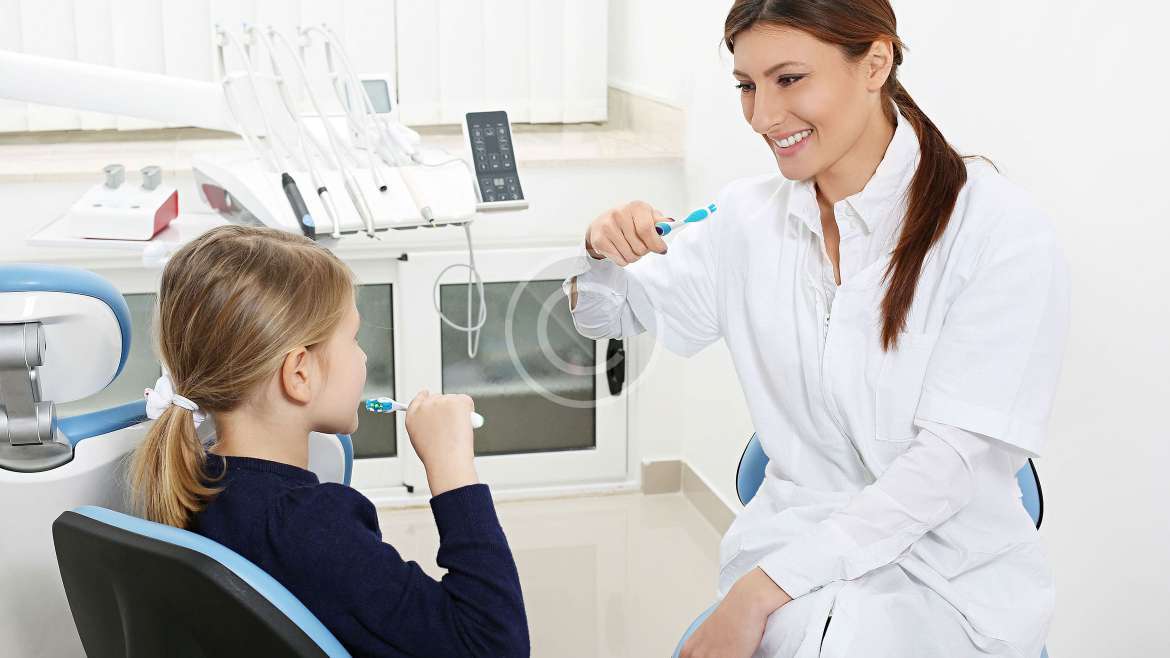 Învățați-vă copiii să se spele pe dinți și să folosească ața dentară